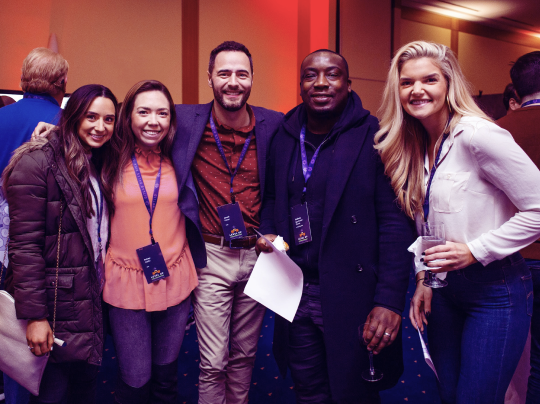 Der DevSecOps-Lebenszyklus – Planen, Programmieren, Erstellen, Testen, Freigeben, Bereitstellen, Betreiben und Überwachen – ist in einem Unendlichkeitssymbol angeordnet, das sich mit dem Sicherheitssymbol (Sicherheit und Compliance) überschneidet.