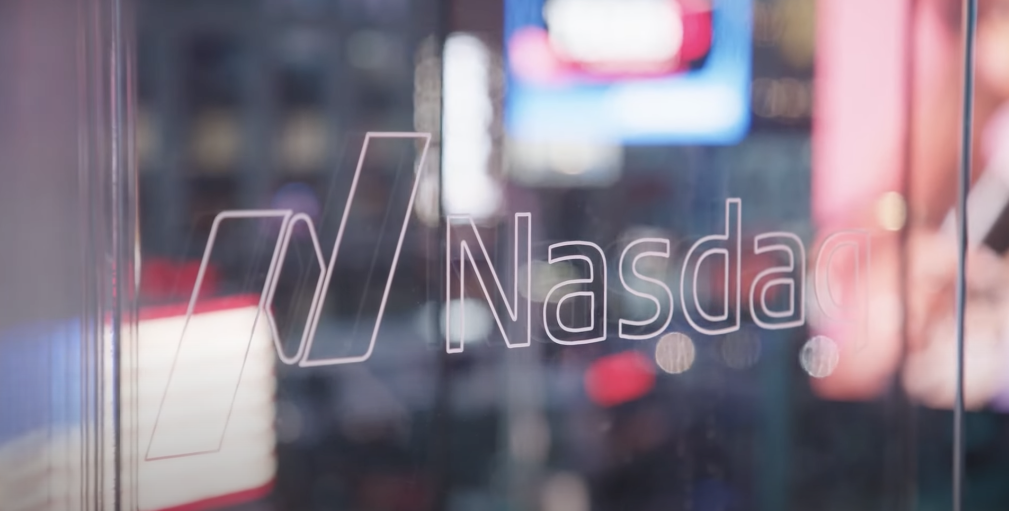Nasdaq-Logo auf Glas – Hero-Bild